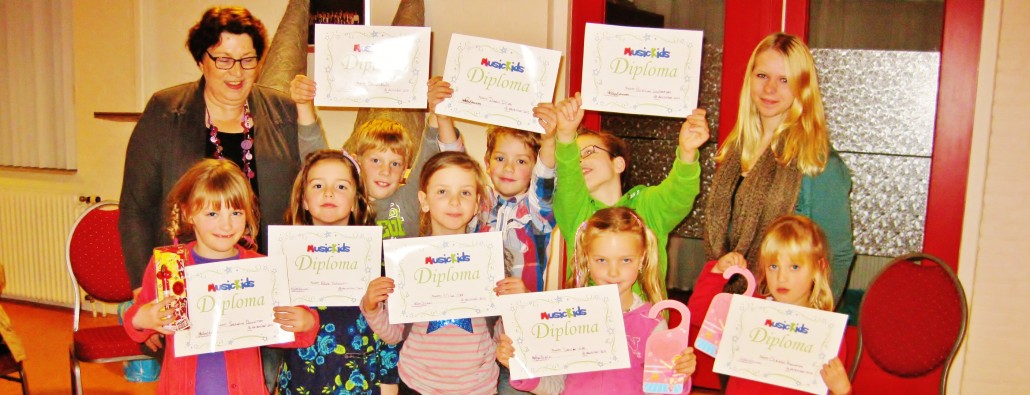 MusicKids 2012 nemen hun diploma in ontvangst